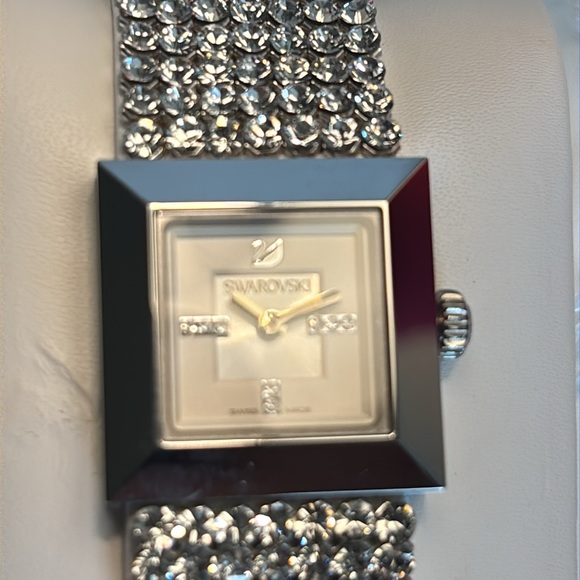 NEW Authentic Swiss Made Swarovski All Around Crystal Watch. Classic Time piece. - Picture 14 of 15